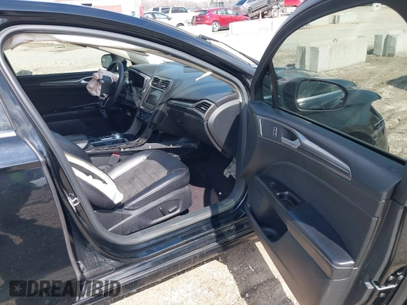 2017 Ford Fusion SE with VIN 3FA6P0H90HR253779, listed as a IAAI auction lot 41893736 with 165,995 mi miles. Bid and sale history available at carsss.com. Image 5.