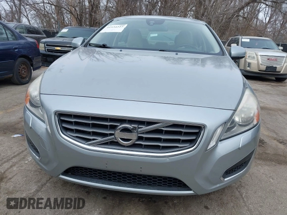 2013 Volvo S60 T5 Premier z VIN YV1612FS3D2193289, wystawiony jako IAAI lot #41534227 z przebiegiem 117 152 mil mil oraz . Historia ofert i sprzedaży dostępna na DreamBid. Obrazek 6.