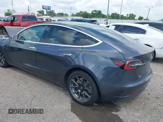 2020 Tesla Model 3 Long Range z VIN 5YJ3E1EB5LF801592, wystawiony jako IAAI lot #42096859 z przebiegiem 68 002 mil mil oraz . Historia ofert i sprzedaży dostępna na DreamBid. Obrazek 3.