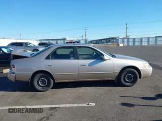 1998 Toyota Camry LE z VIN JT2BG22K3W0151088, wystawiony jako IAAI lot #41429977 z przebiegiem 435 394 mil mil oraz . Historia ofert i sprzedaży dostępna na DreamBid. Obrazek 13.
