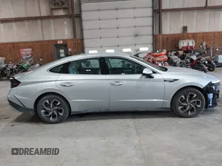 2024 Hyundai Sonata SEL z VIN KMHL64JA8RA401941, wystawiony jako IAAI lot #42085349 z przebiegiem 3722 mil mil oraz . Historia ofert i sprzedaży dostępna na DreamBid. Obrazek 13.