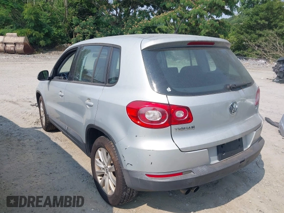 2010 Volkswagen Tiguan Wolfsburg Edition z VIN WVGAV7AX4AW516107, wystawiony jako IAAI lot #42399809 z przebiegiem 91 780 mil mil oraz . Historia ofert i sprzedaży dostępna na DreamBid. Obrazek 3.