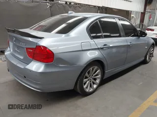 2011 BMW 3 Series 328i z VIN WBAPH5C58BA448671, wystawiony jako IAAI lot #42337923 z przebiegiem 121 888 mil mil oraz . Historia ofert i sprzedaży dostępna na DreamBid. Obrazek 4.