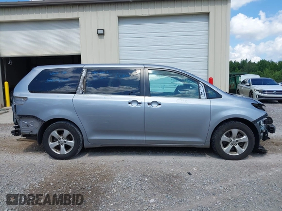 2017 Toyota Sienna LE Auto Access Seat z VIN 5TDKZ3DC9HS791965, wystawiony jako IAAI lot #42624689 z przebiegiem 88 383 mil mil oraz . Historia ofert i sprzedaży dostępna na DreamBid. Obrazek 14.