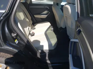 2024 Audi Q3 S line Premium z VIN WA1DECF35R1095131, wystawiony jako IAAI lot #42313681 z przebiegiem 31 510 mil mil oraz . Historia ofert i sprzedaży dostępna na DreamBid. Obrazek 8.