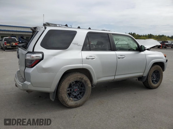 2018 Toyota 4Runner SR5 z VIN JTEBU5JR7J5579821, wystawiony jako Copart lot #56199925 z przebiegiem Nie podano mil oraz Szkoda całkowita • Salvage title. Historia ofert i sprzedaży dostępna na DreamBid. Obrazek 3.