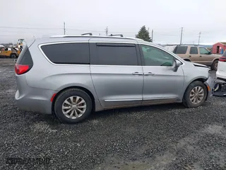 2019 Chrysler Pacifica Touring L with VIN 2C4RC1BGXKR561510, listed as a IAAI auction lot 41516173 with 135,115 mi miles. Bid and sale history available at carsss.com. Image 13.