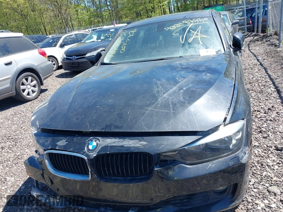 2015 BMW 3 Series 328i xDrive z VIN WBA3B5G52FNS14339, wystawiony jako IAAI lot #42218733 z przebiegiem Nie podano mil oraz . Historia ofert i sprzedaży dostępna na DreamBid. Obrazek 11.