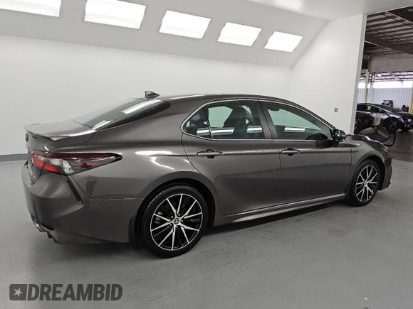 2022 Toyota Camry SE z VIN 4T1G11AK5NU686954, wystawiony jako Copart lot #59572575 z przebiegiem 115 123 mil mil oraz Czysty tytuł • Clean title. Historia ofert i sprzedaży dostępna na DreamBid. Obrazek 3.