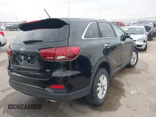 2020 Kia Sorento LX with VIN 5XYPG4A35LG642383, listed as a IAAI auction lot 41232335 with 61,802 mi miles. Bid and sale history available at carsss.com. Image 4.