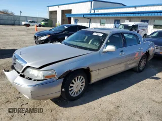 2005 Lincoln Town Car Signature Limited z VIN 1LNHM82W15Y669552, wystawiony jako Copart lot #53348775 z przebiegiem 307 634 mil mil oraz Nie do naprawy. Historia ofert i sprzedaży dostępna na DreamBid. Obrazek 1.