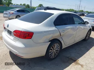 2011 Volkswagen Jetta SEL z VIN 3VWLX7AJ2BM006596, wystawiony jako IAAI lot #42088813 z przebiegiem 192 884 mil mil oraz . Historia ofert i sprzedaży dostępna na DreamBid. Obrazek 4.