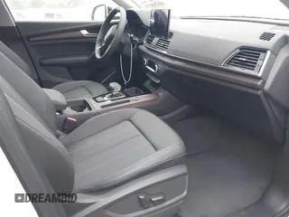 2024 Audi Q5 Premium Plus z VIN WA1BBAFY9R2044435, wystawiony jako IAAI lot #41210271 z przebiegiem 8 906 mil mil oraz . Historia ofert i sprzedaży dostępna na DreamBid. Obrazek 5.