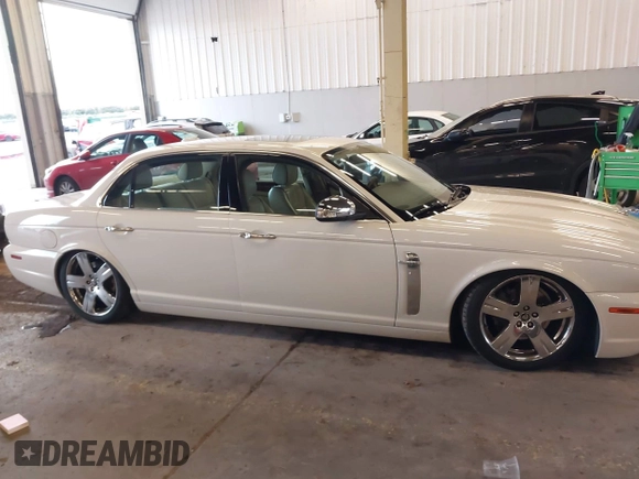2008 Jaguar XJ Vanden Plas z VIN SAJWA82B28SH29030, wystawiony jako IAAI lot #41231242 z przebiegiem 62 632 mil mil oraz . Historia ofert i sprzedaży dostępna na DreamBid. Obrazek 14.