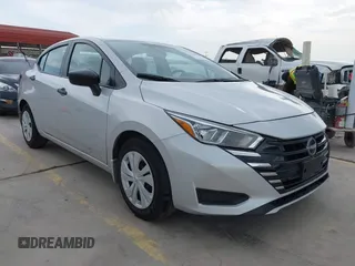2024 Nissan Versa S z VIN 3N1CN8DV5RL866833, wystawiony jako IAAI lot #42140574 z przebiegiem 7 584 mil mil oraz . Historia ofert i sprzedaży dostępna na DreamBid. Obrazek 1.