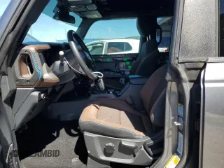2023 Ford Bronco z VIN 1FMDE5BH4PLA99848, wystawiony jako Copart lot #49833595 z przebiegiem 29 101 mil mil oraz Szkody całkowita. Historia ofert i sprzedaży dostępna na DreamBid. Obrazek 7.