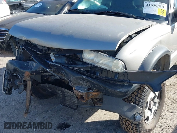 2001 Chevrolet S-10 LS with VIN 1GCCT19W618134483, listed as a IAAI auction lot 41630814 with 1 mi miles. Bid and sale history available at carsss.com. Image 6.