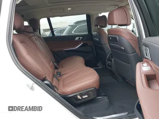 2025 BMW X7 xDrive40i z VIN 5UX23EM06S9X93597, wystawiony jako IAAI lot #42182551 z przebiegiem 6933 mil mil oraz . Historia ofert i sprzedaży dostępna na DreamBid. Obrazek 8.