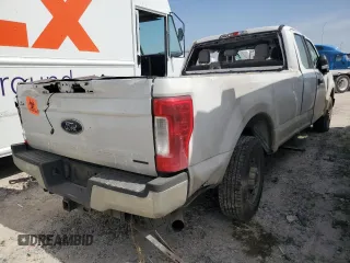 2019 Ford F-250 XL z VIN 1FT7X2A61KED13539, wystawiony jako Copart lot #48732535 z przebiegiem Nie podano mil oraz Szkoda całkowita • Salvage title. Historia ofert i sprzedaży dostępna na DreamBid. Obrazek 4.