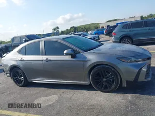 2025 Toyota Camry LE z VIN 4T1DAACK0SU500801, wystawiony jako IAAI lot #42123753 z przebiegiem 11 742 mil mil oraz . Historia ofert i sprzedaży dostępna na DreamBid. Obrazek 13.