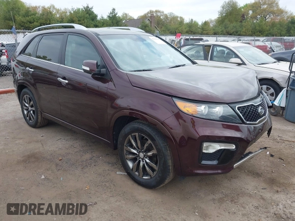 2013 Kia Sorento SX z VIN 5XYKW4A2XDG311577, wystawiony jako IAAI lot #42210698 z przebiegiem 152 599 mil mil oraz . Historia ofert i sprzedaży dostępna na DreamBid. Obrazek 1.