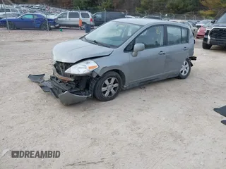 2007 Nissan Versa SL z VIN 3N1BC13E57L379798, wystawiony jako IAAI lot #41458835 z przebiegiem 136 459 mil mil oraz . Historia ofert i sprzedaży dostępna na DreamBid. Obrazek 2.
