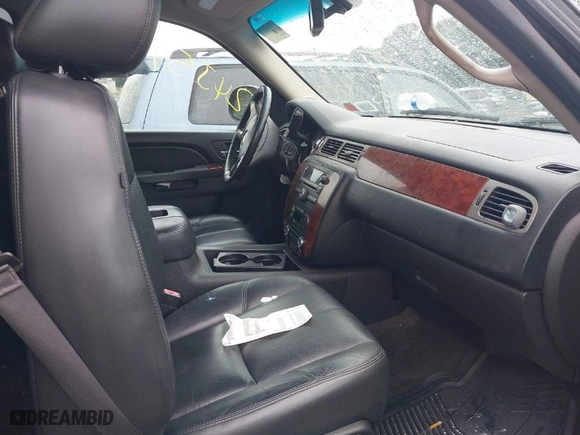 2014 Chevrolet Suburban LT with VIN 1GNSKJE76ER211325, listed as a IAAI auction lot 40072555 with 999,999 mi miles. Bid and sale history available at carsss.com. Image 5.