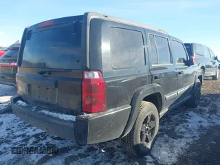 2007 Jeep Commander Sport z VIN 1J8HG48K37C647814, wystawiony jako IAAI lot #41428248 z przebiegiem 224 137 mil mil oraz . Historia ofert i sprzedaży dostępna na DreamBid. Obrazek 4.