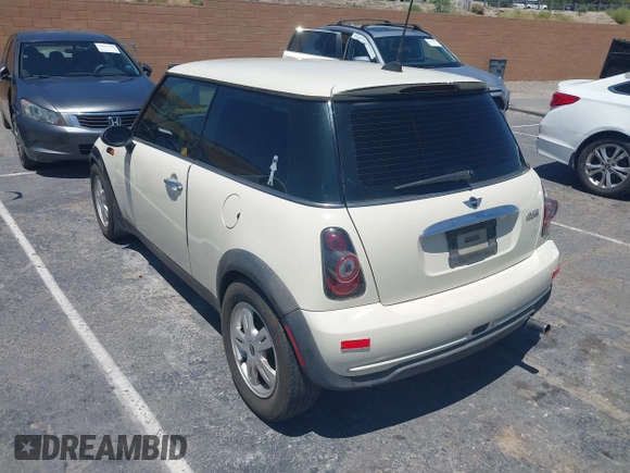 2006 MINI Hardtop с VIN WMWRC33586TK71206, выставлен на аукционе IAAI как лот 42687287 с пробегом 138 086 миль миль и . История ставок и продаж доступна на DreamBid. Изображение 3.