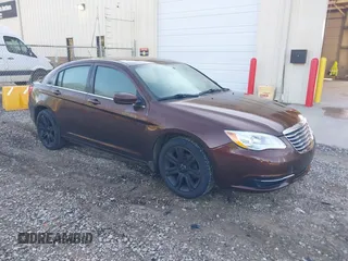 2013 Chrysler 200 Touring z VIN 1C3CCBBB7DN549447, wystawiony jako IAAI lot #42237639 z przebiegiem 145 307 mil mil oraz . Historia ofert i sprzedaży dostępna na DreamBid. Obrazek 1.