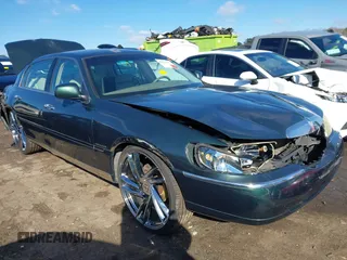 2001 Lincoln Town Car Executive z VIN 1LNHM81W21Y703963, wystawiony jako IAAI lot #41732367 z przebiegiem 79 835 mil mil oraz . Historia ofert i sprzedaży dostępna na DreamBid. Obrazek 1.