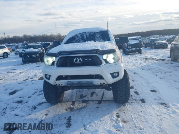 2014 Toyota Tacoma with VIN 3TMLU4EN0EM147193, listed as a IAAI auction lot 41280636 with 162,345 mi miles. Bid and sale history available at carsss.com. Image 12.
