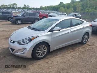 2016 Hyundai Elantra SE z VIN 5NPDH4AE1GH727236, wystawiony jako IAAI lot #39440992 z przebiegiem 76 917 mil mil oraz . Historia ofert i sprzedaży dostępna na DreamBid. Obrazek 2.