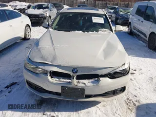 2016 BMW 3 Series 320i xDrive z VIN WBA8E5G59GNT93445, wystawiony jako IAAI lot #41515452 z przebiegiem 96 437 mil mil oraz . Historia ofert i sprzedaży dostępna na DreamBid. Obrazek 12.