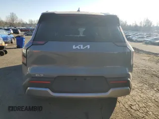 2024 Kia EV9 Wind z VIN KNDAFFS53R6044485, wystawiony jako Copart lot #42955125 z przebiegiem 8 884 mil mil oraz Szkoda całkowita • Salvage title. Historia ofert i sprzedaży dostępna na DreamBid. Obrazek 6.