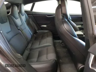 2018 Tesla Model S 75D z VIN 5YJSA1E28JF281649, wystawiony jako Copart lot #62399185 z przebiegiem 93 792 mil mil oraz Szkoda całkowita • Salvage title. Historia ofert i sprzedaży dostępna na DreamBid. Obrazek 10.