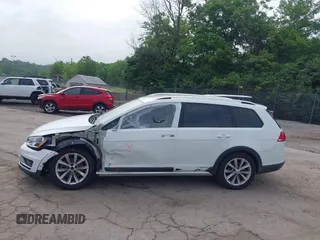 2017 Volkswagen Golf S с VIN 3VWH17AUXHM523431, выставлен на аукционе IAAI как лот 42381553 с пробегом 68 240 миль миль и . История ставок и продаж доступна на DreamBid. Изображение 14.