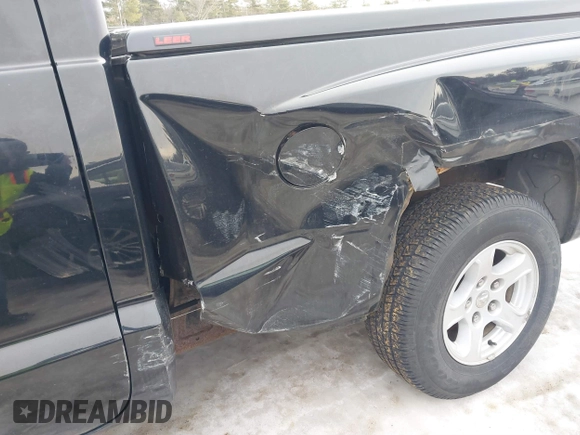2005 Dodge Dakota SLT with VIN 1D7HE42K75S140168, listed as a IAAI auction lot 41581634 with 121,983 mi miles and . Bid and sale history available at carsss.com. Image 6.