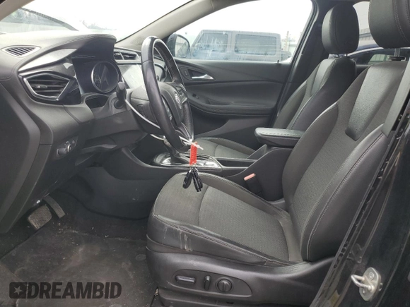2020 Buick Encore GX Preferred z VIN KL4MMCSL6LB127482, wystawiony jako Copart lot #50872545 z przebiegiem 83 621 mil mil oraz Szkoda całkowita • Salvage title. Historia ofert i sprzedaży dostępna na DreamBid. Obrazek 7.