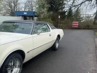 1972 Lincoln Continental z VIN 2Y89A846593, wystawiony jako Copart lot #54987135 z przebiegiem 44 710 mil mil oraz Czysty tytuł • Clean title. Historia ofert i sprzedaży dostępna na DreamBid. Obrazek 11.
