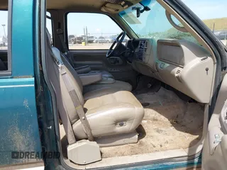 1997 GMC Suburban z VIN 1GKFK16R5VJ748880, wystawiony jako IAAI lot #41975824 z przebiegiem 302 899 mil mil oraz . Historia ofert i sprzedaży dostępna na DreamBid. Obrazek 5.