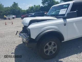2025 Ford Bronco Big Bend z VIN 1FMDE7BH3SLA43579, wystawiony jako IAAI lot #42533206 z przebiegiem 2 958 mil mil oraz . Historia ofert i sprzedaży dostępna na DreamBid. Obrazek 18.
