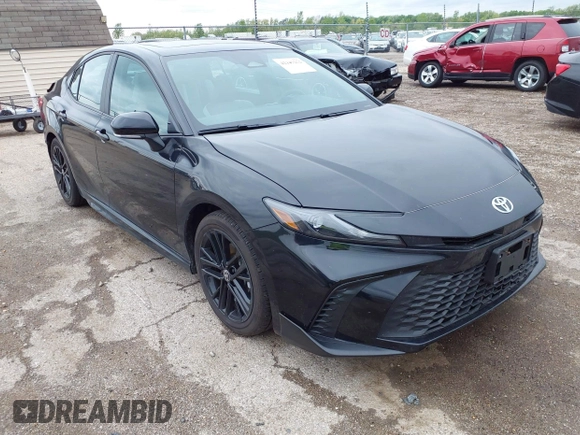 2025 Toyota Camry LE z VIN 4T1DAACK0SU057646, wystawiony jako IAAI lot #42147253 z przebiegiem 6 675 mil mil oraz . Historia ofert i sprzedaży dostępna na DreamBid. Obrazek 1.