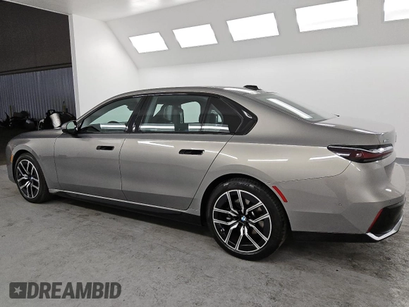 2024 BMW 7 Series 740i xDrive with VIN WBA33EH03RCS41680, listed as a Copart auction lot 49400955 with 17,343 mi miles and Clean Title. Bid and sale history available at carsss.com. Image 2.