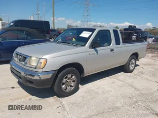1999 Nissan Frontier XE z VIN 1N6DD26S4XC337030, wystawiony jako IAAI lot #41683250 z przebiegiem 143 765 mil mil oraz . Historia ofert i sprzedaży dostępna na DreamBid. Obrazek 2.