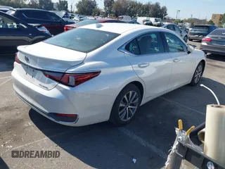 2021 Lexus ES with VIN 58ACA1C13MU005619, listed as a IAAI auction lot 41637656 with 44,165 mi miles. Bid and sale history available at carsss.com. Image 4.