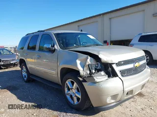 2014 Chevrolet Tahoe LTZ z VIN 1GNSCCE05ER223171, wystawiony jako IAAI lot #41329685 z przebiegiem 150 328 mil mil oraz . Historia ofert i sprzedaży dostępna na DreamBid. Obrazek 6.