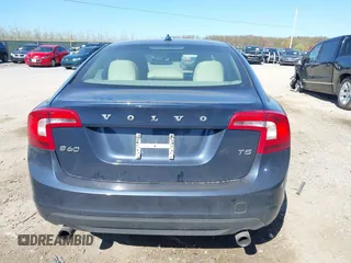 2013 Volvo S60 T5 Premier z VIN YV1612FS5D1202290, wystawiony jako IAAI lot #42042523 z przebiegiem 165 700 mil mil oraz . Historia ofert i sprzedaży dostępna na DreamBid. Obrazek 16.