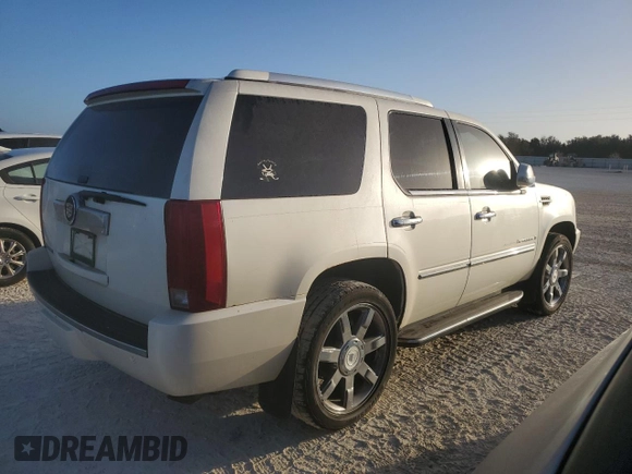 2007 Cadillac Escalade z VIN 1GYFK63887R159583, wystawiony jako Copart lot #77258794 z przebiegiem Nie podano mil oraz Nie do naprawy. Historia ofert i sprzedaży dostępna na DreamBid. Obrazek 3.