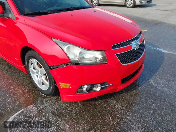 2014 Chevrolet Cruze 1LT z VIN 1G1PC5SBXE7468987, wystawiony jako IAAI lot #42391846 z przebiegiem 184 102 mil mil oraz . Historia ofert i sprzedaży dostępna na DreamBid. Obrazek 6.